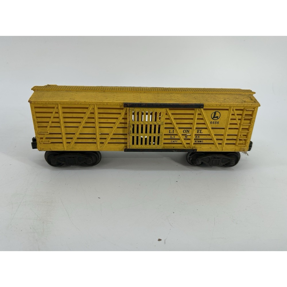 Lionel Lines 6656 LiveStock Car Yellow O Gauge, Postwar Working Sliding Doors